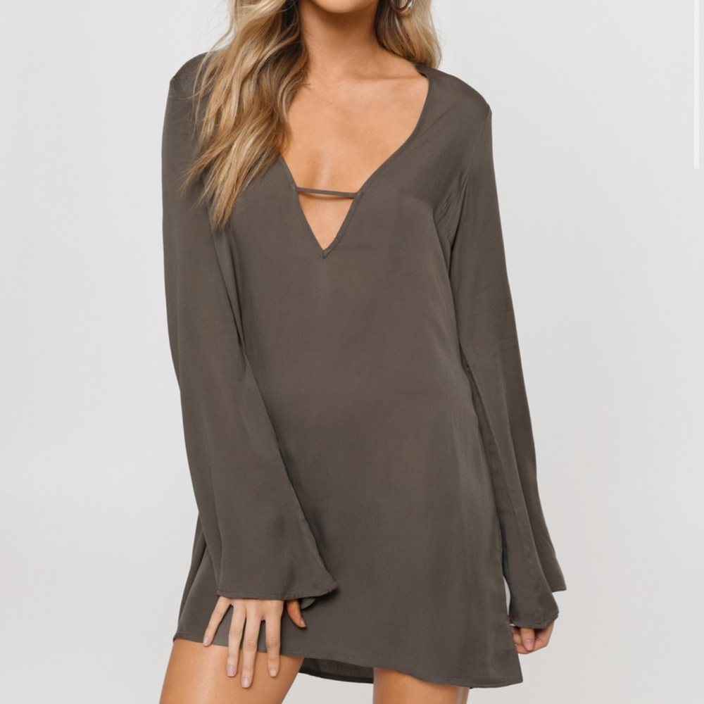 💚OLIVE TOBI M WHITNEY BELL SLEEVE SHIFT DRESS💚